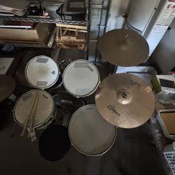 Drum Set Evan’s With Cymbals & Stool