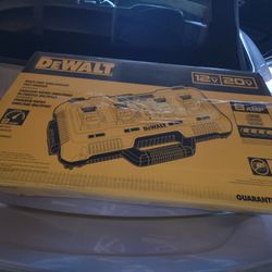 DEWALT 4 Port Fast Charger dcb104