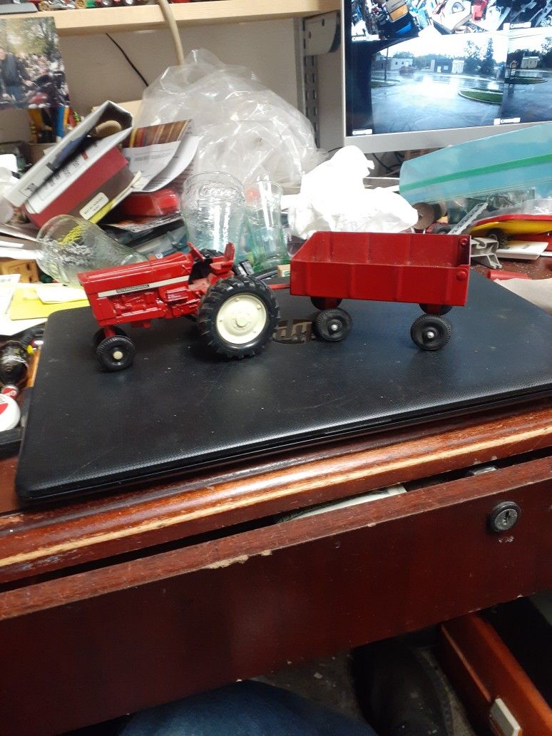 International Tractor And Ertl Grain Wagon,nice Condition