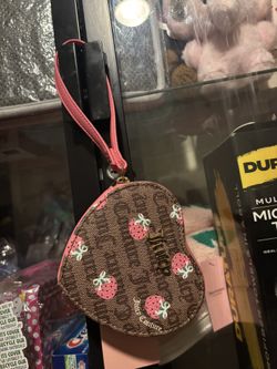 JUICY COUTURE FRESHLY PICKED STRAWBERRY HEART ZIP AROUND WRISTLET