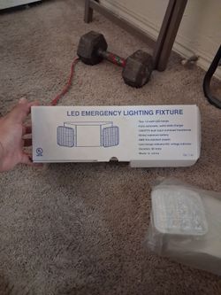 Led emergency lighting fixture