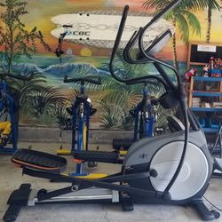 NORDICTRACK  E 8.7 ELLIPTICAL MACHINE  ( LIKE NEW & DELIVERY AVAILABLE TODAY)