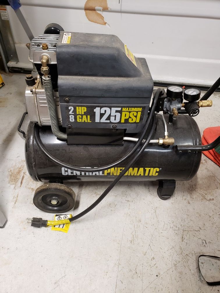 8 Gallon 2 HP 125 PSI Oil Lube Air Compressor for Sale in Ridgefield