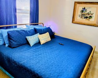 ✨ KING SIZE BED + GOLD FRAME ✨