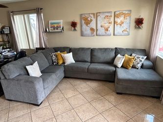 DELIVERY AVAILABLE 🚛! Gorgeous Grey sectional couch LIKE NEW