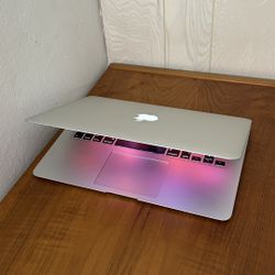 Apple MacBook Air 13” I5/8GB/256GB SSD $200