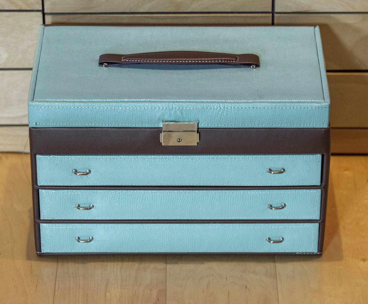 Jewlery Box. Tiffany blue, BIG, looks darker in picture then in real life. Jewlery storage bin.