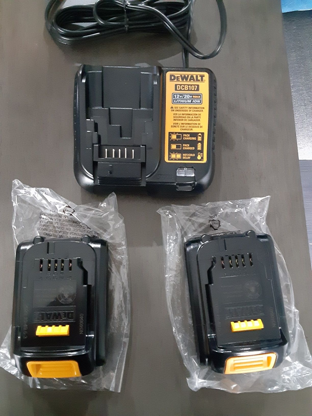 Dewalt 2 bateries and charger. New