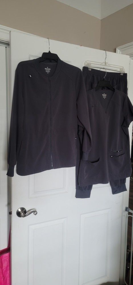 Beyond Scrubs Sz Medium