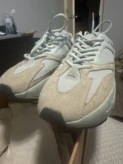 Yeezy 700 salt Sz 10