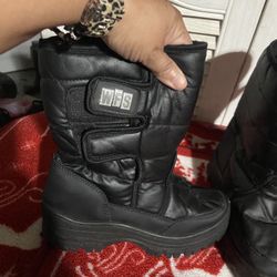 Size 7 Snow Boots 