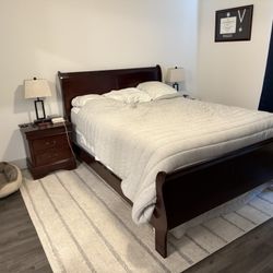Queen Bed Set (Mattress Included)