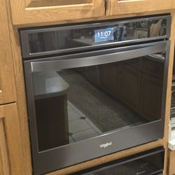 Whirlpool 5.0 cu. ft. Smart Single Convection Wall Oven with Air Fry WOS72EC0HV