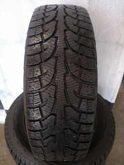 225/65r16 "Near Brand New" Hankook I-Pike Winter studded snow tires