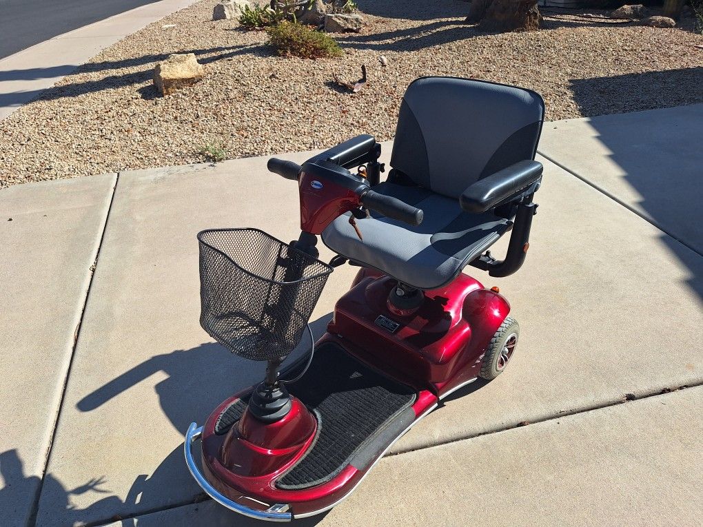 Very gently used 3 wheel mobility scooter.