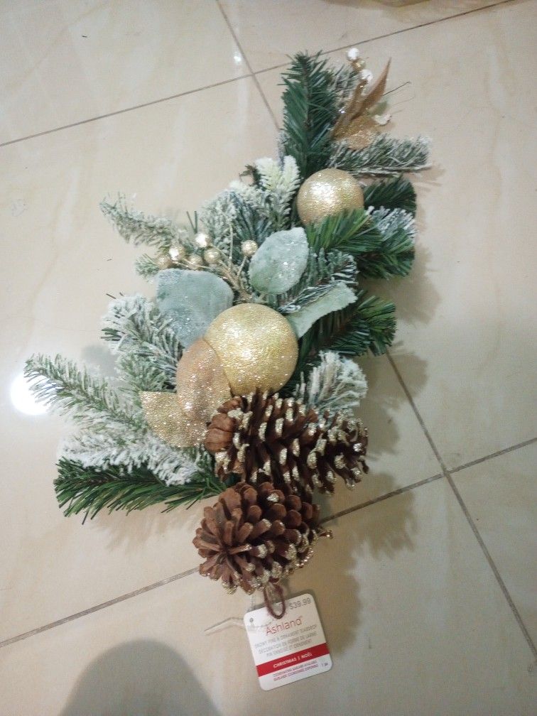 Snowy Pine & Ornament Teardrop