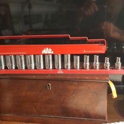 MAC TOOLS 3/8 DRIVE, MEDIUM DEEP, 14PC, 12PT, CLIP ON CASE AND MAGNETIC STRIP. LIKE NEW,  ONLY USED 3 SOCKETS 