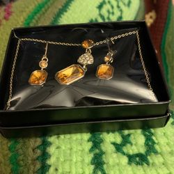 Avon Necklace  And Earrings 