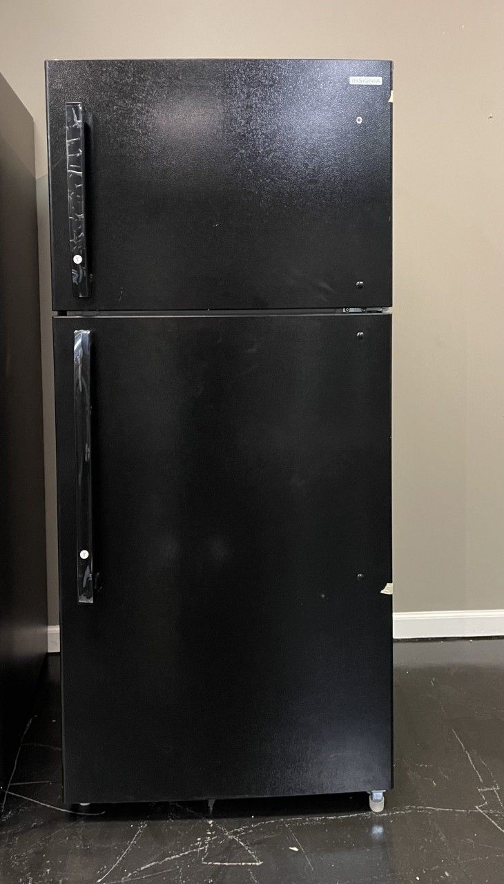 insignia 18.1 cu ft top freezer refrigerator black