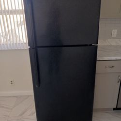 Black Refrigerator Haier 18.1 cu. ft