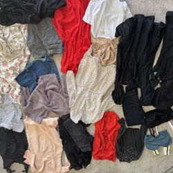 Womens / Teens Clothes Size Small / Medium (33items For 40$ ) 
