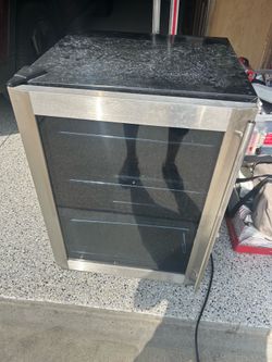Wine refrigerator