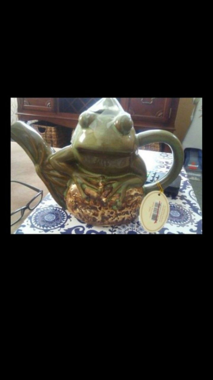 Frog tea pot