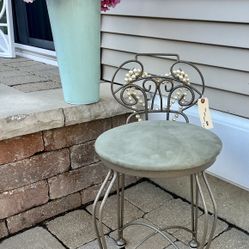 VANITY CHAIR WITH PEARLS 