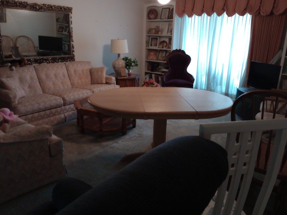 Solid Oak Table With Four Roller Chairs Marked Down To 45.00 59 By 42 Size https://offerup.co/faYXKzQFnY?$deeplink_path=/redirect/