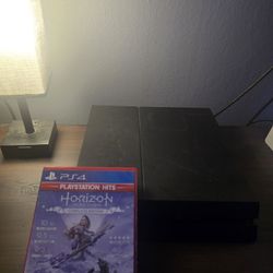 PS4 With Horizon Zero Dawn