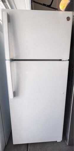 GE 17.5 Cu. Ft. White Top-Freezer Refrigerator – Works Great!