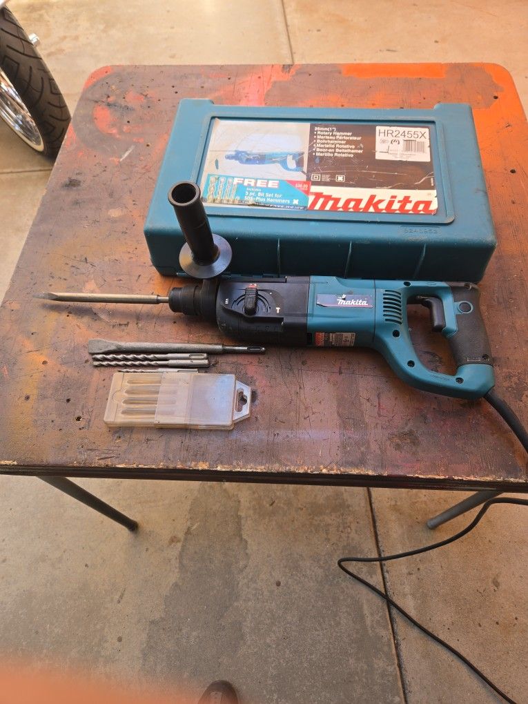 Makita Rotary Hammer Drill HR2475X 7 Amp Corded With Case And Extra Drills And Tips Very Low Hours Works Great $80
