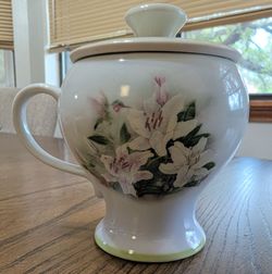Porcelain vintage style cup with lid