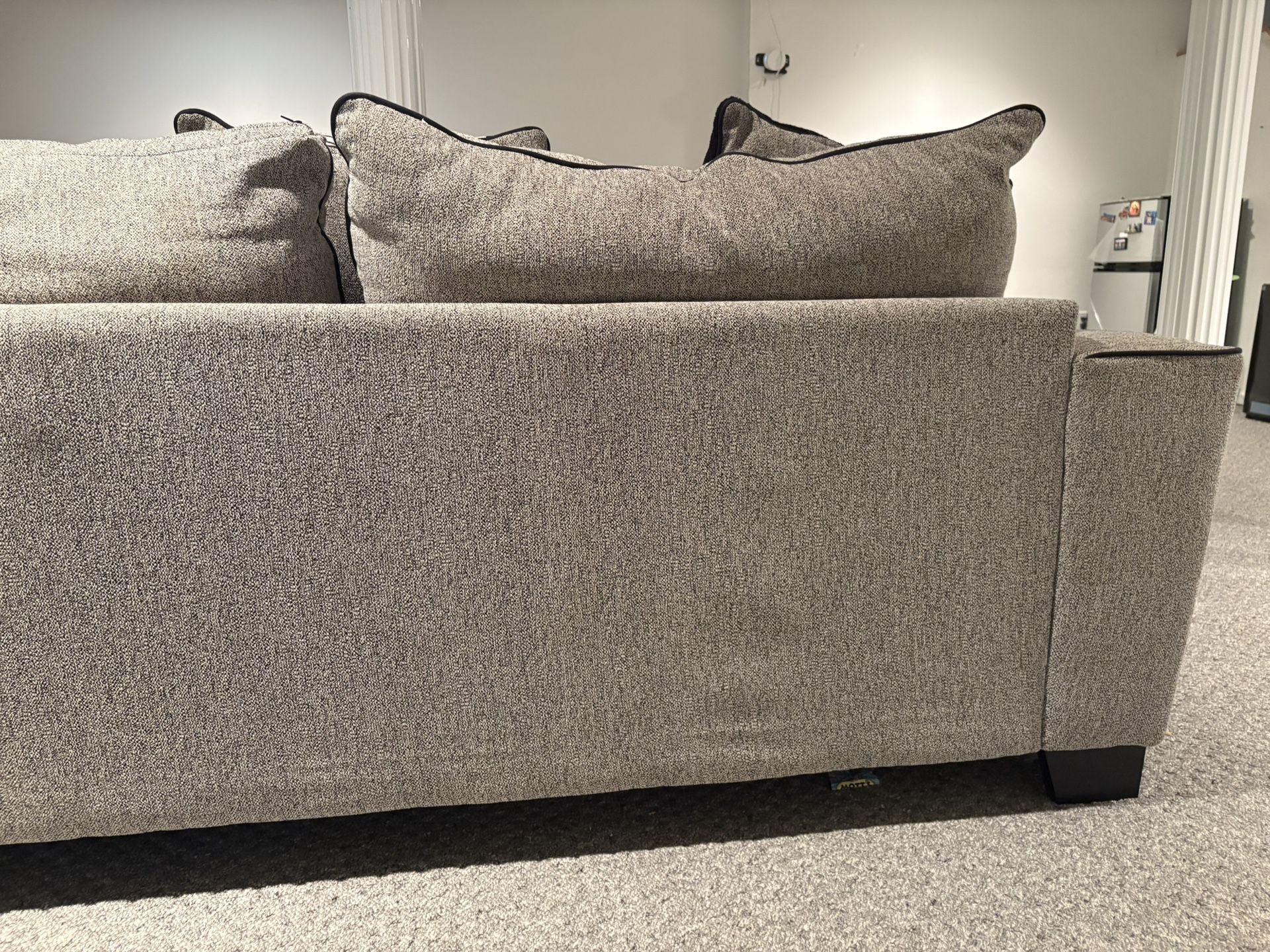 🛋️ Sectional Sofa with Chaise – Very Good Condition – $600 (Negotiable)