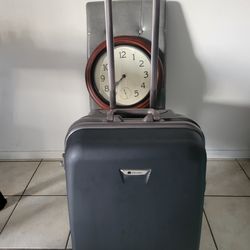 Luggage hard shell handle height wheels