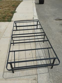 Twin bed frame in good strong condition. No rust,dirt or missing screws.$20 obo