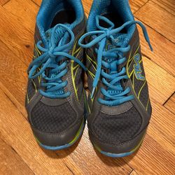 Women’s Fula Sneakers Size 9 Very Good Condition