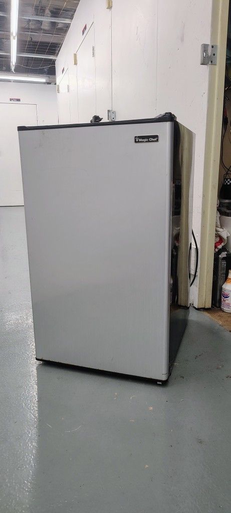 Magic Chef 3.2 cu.ft. Mini Fridge Refrigerator