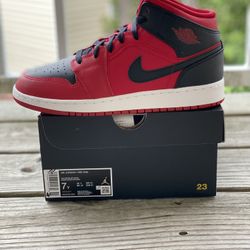 BRAND NEW JORDAN 1 MID “GYM RED” FOR SALE!!! GS SIZE 7 $115