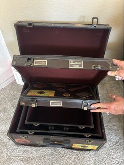 Set of nesting suitcases