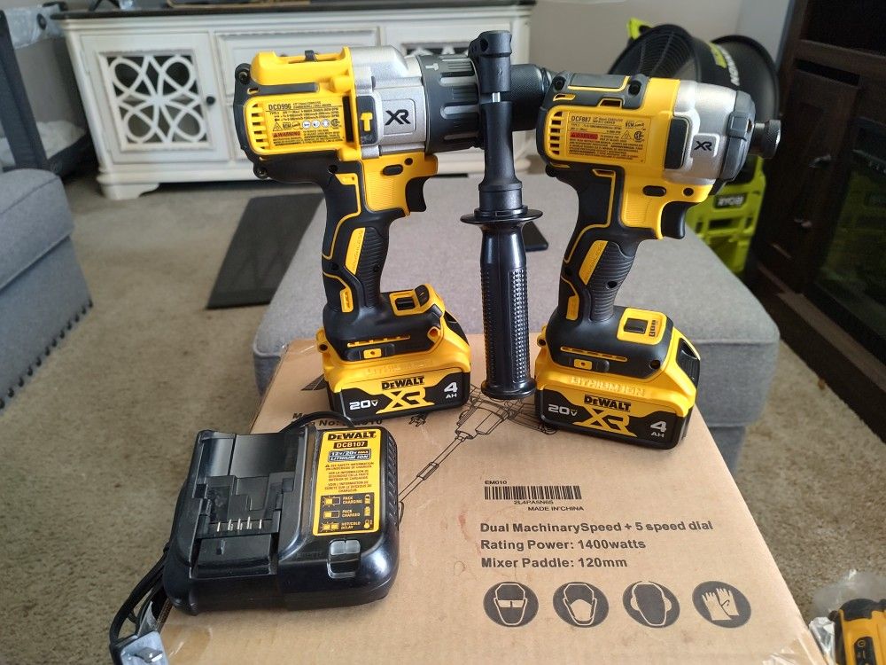 New DeWalt 20v XR Hammer Drill/1/4" Impact Driver Kit