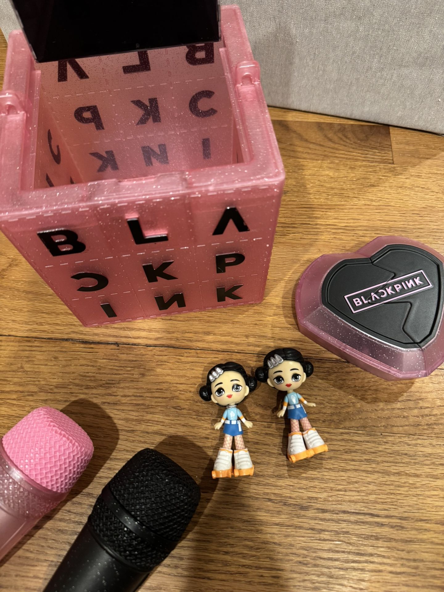 BLACKPINK JISOO Dolls - BLACKPINK Micro Popstars Mystery Pack-Jisoo and Broken Heart SuperStars Box