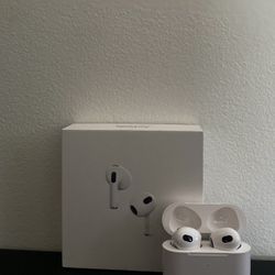 Apple Airpods (3rd Generation with Lightning Charging Case)