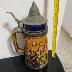 JARRA ANTIGUA ALEMANA DE PORCELANA A RELIEVE Y TAPA DE METAL