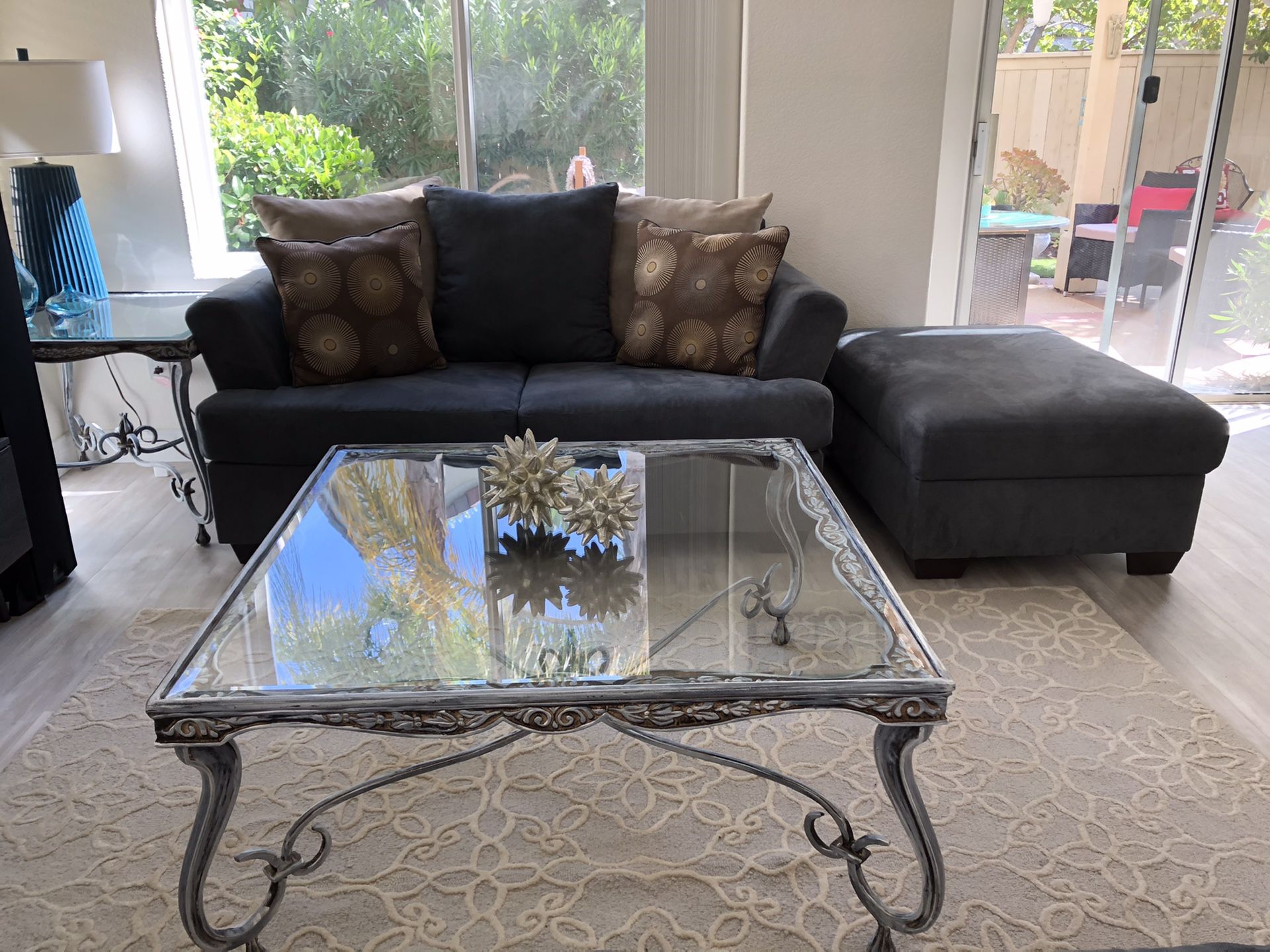 Beautiful coffee table and 2 end tables