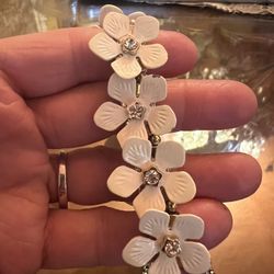 Beautiful Ivory Floral Flex Stretch Gold Tone Fashion Bracelet ~ 