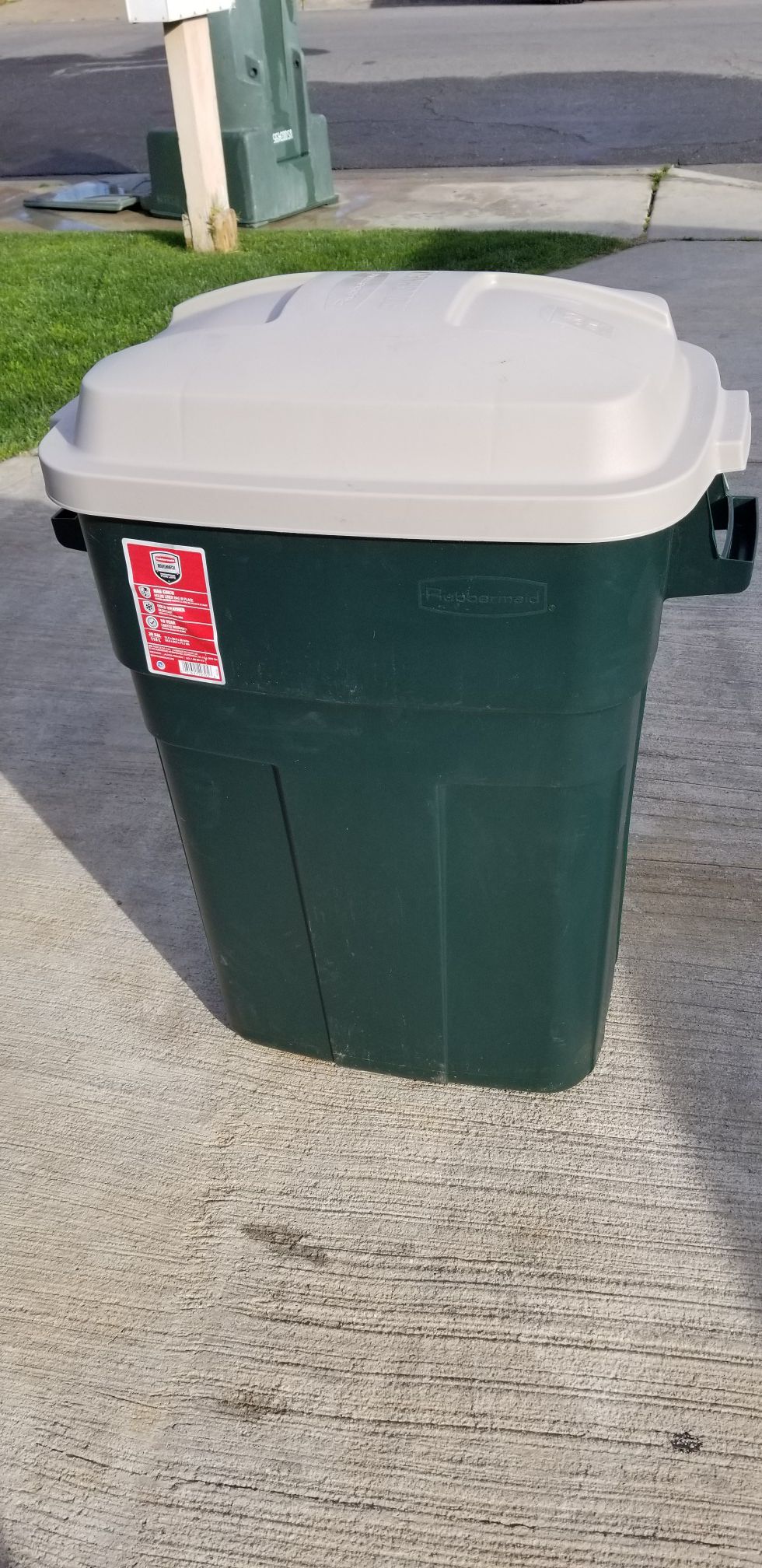 Rubbermaid Roughneck 30-Gallon Evergreen Plastic Trash Can
