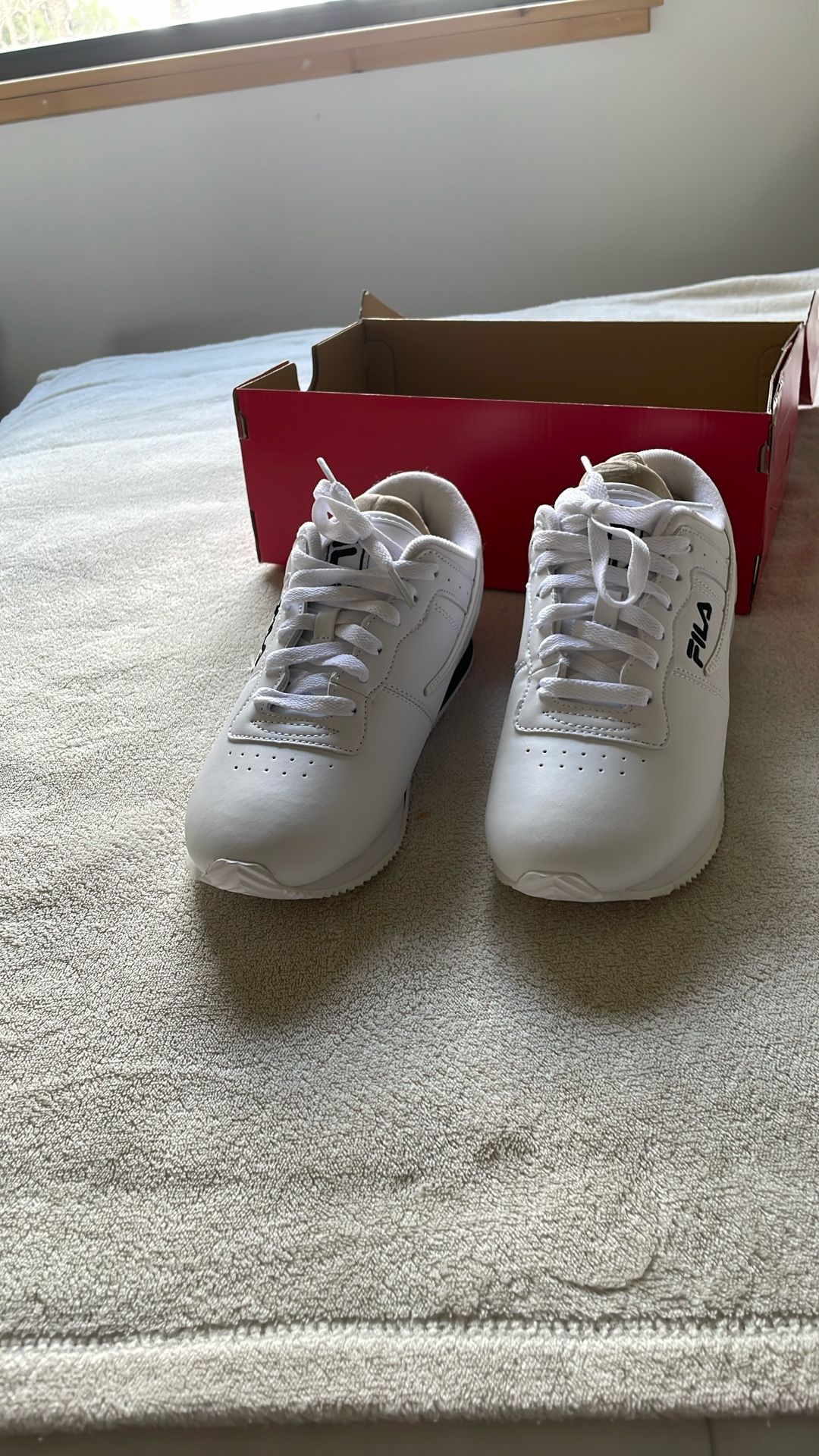 FILA NEW WOMENS ATHLETIC SHOES 8.5