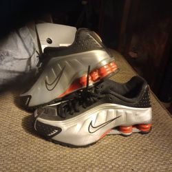 Size 5 US Nike Tennis Shoes