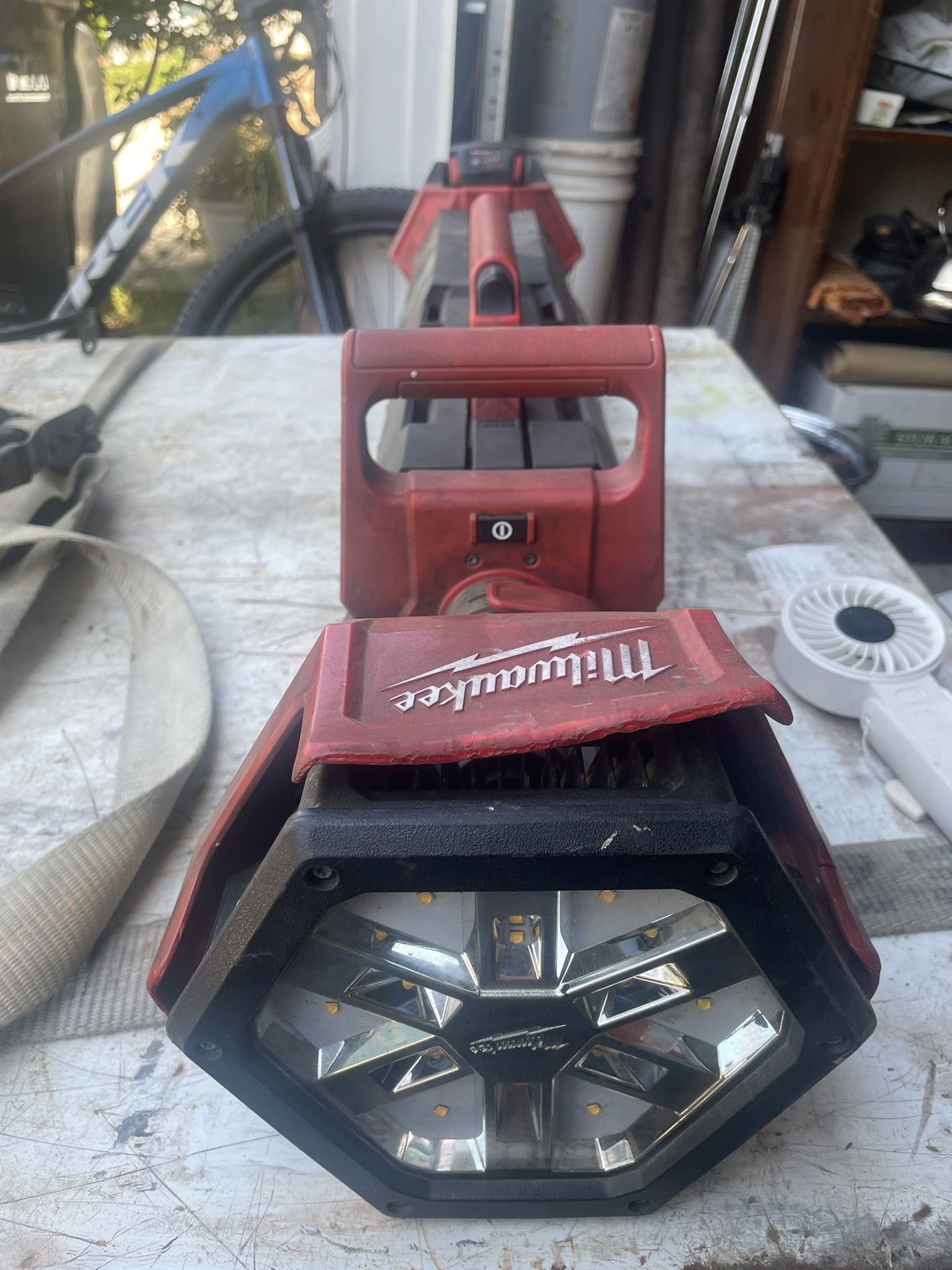 Milwaukee 2131-20 M18 Rocket Dual Power Tower Light Battery Included